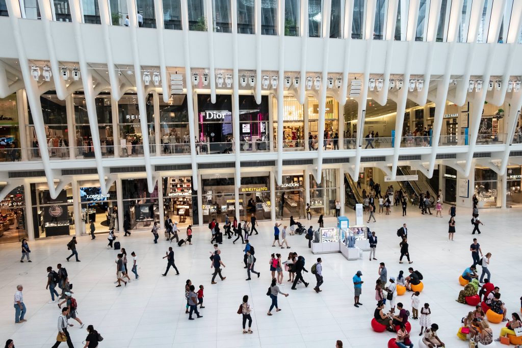 UN centre commercial avec une foule de gens