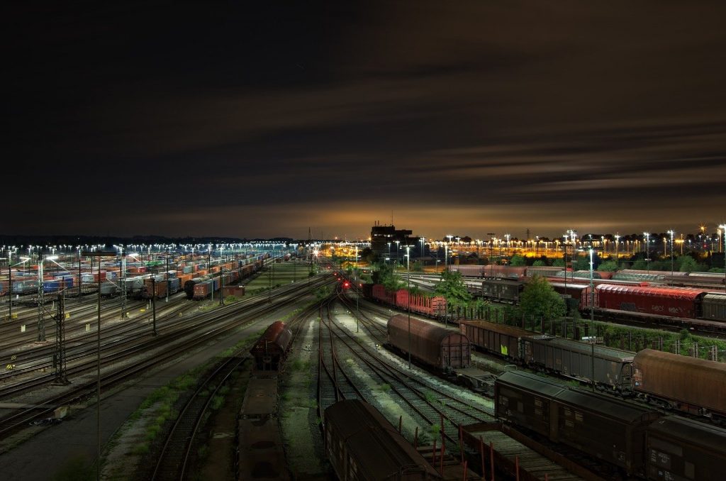 photo de nuit de plusieurs trains de fret