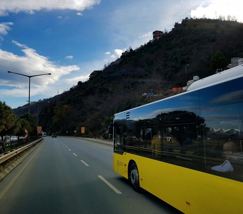 autocars sur une autoroute