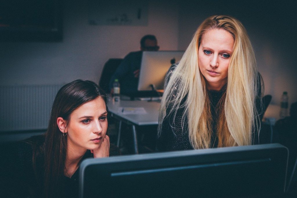 deux femmes devant un ordinateur